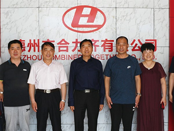 5月24日，德州市總工會授予德州市合力齊車業(yè)有限公司董事長李學(xué)治“優(yōu)秀農(nóng)民工之星”的榮譽稱號